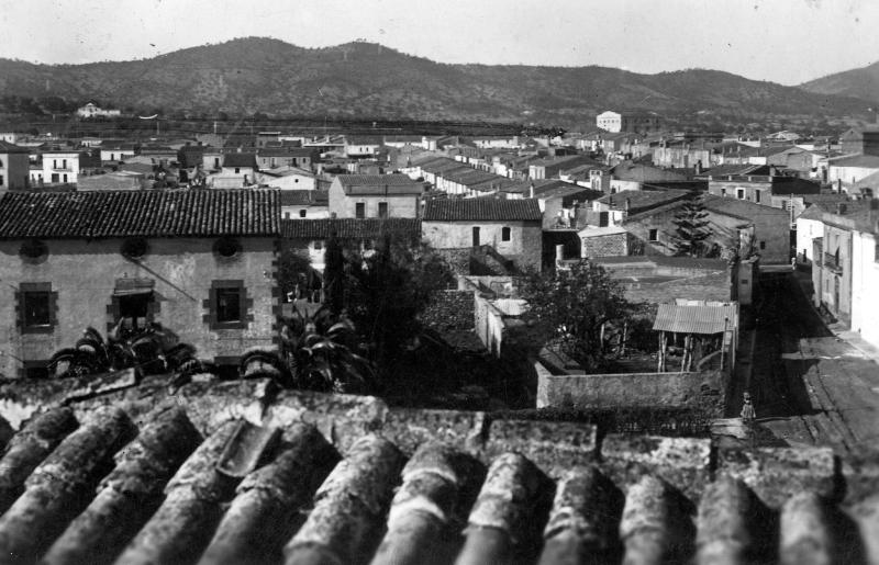 Vista de Gavà des del campanar de l’antiga església de Sant Pere. En primer terme, la rectoria. Anys 30. Cessió: Margarita Parés. AMG.