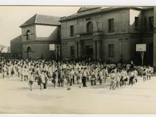 Alumnes formats, al pati de l’escola, esperant per entrar. Anys 60. Cessió: Josep Maria Ferrer. AMG.