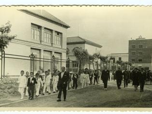 Alumnes de l’escola camí de l’església de Sant Pere el dia de la primera comunió. Any 1962. Foto: Jordi Vaghi. AMG.