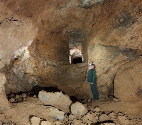Joan Rosell a l'interior de les mines de ferro de Gavà