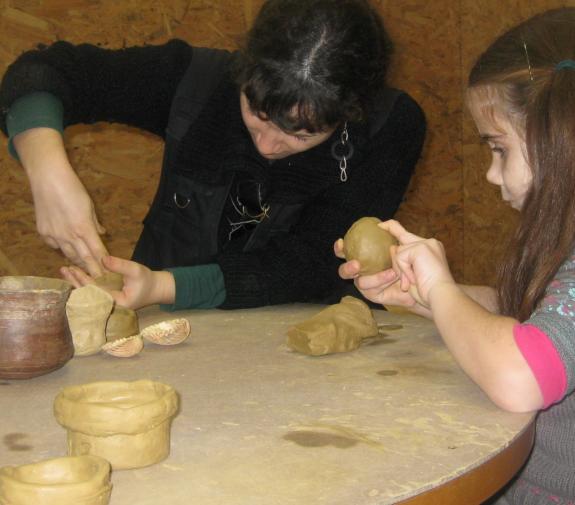 Mare i filla treballant l'argila