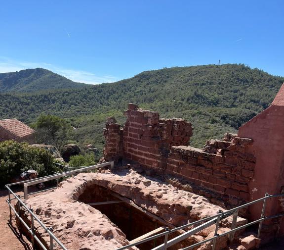 Vsites de la cisterna amb el Garraf al fons