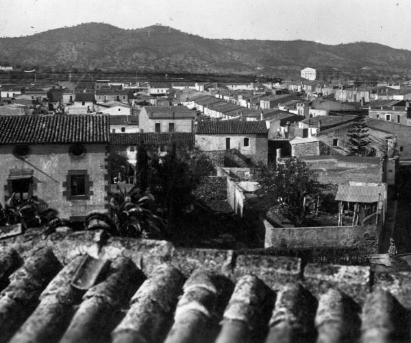 Vista de Gavà des del campanar de l’antiga església de Sant Pere. En primer terme, la rectoria. Anys 30. Cessió: Margarita Parés. AMG.