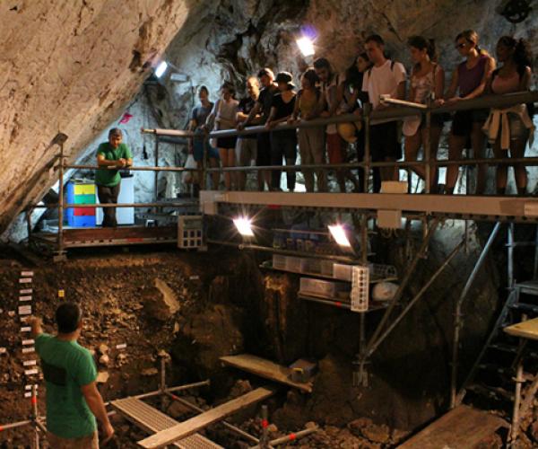 Interior de la Cova de Can Sadurní de Begues en plena visita