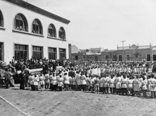 Celebració del tercer aniversari de la proclamació de la República al pati del col·legi Salvador Lluch. Any 1934. Foto: Martí Sabatés. AMG.