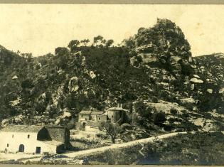 Masia de can Ramoneda, ermita de Bruguers i castell d’Eramprunyà. Any 1937. Foto: Manel Civit. AMG.