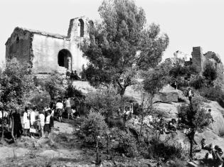 Aplec de Sant Miquel al castell d’Eramprunyà. Anys 60. Foto: Baldiri Ribó. AMG.