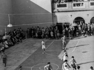 Partit de bàsquet al pati del Centre Cultural. Anys 50. Foto: Joan Mitjans. AMG.