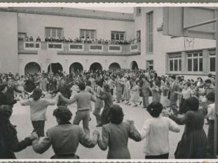 Ballada de sardanes al pati del Centre Cultural el dia de la inauguració.  Any 1952. AMG.