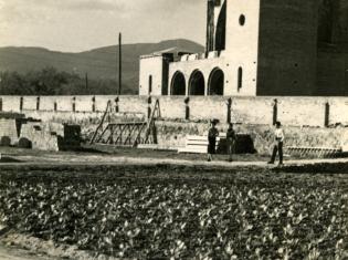Església nova de Sant Pere en construcció. Any 1953. Cessió: Teresa Balsells. AMG.