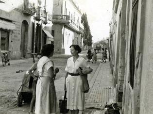 Carrer del Centre. Any 1953. Cessió: Conxa Navarro. AMG.