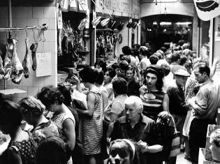Interior del mercat. Anys 60. Foto: Joan Mitjans. AMG.